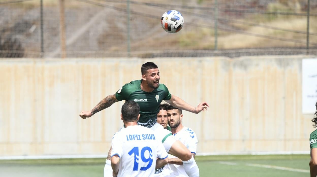 Xavi Molina remata de cabeza este domingo ante el Tamaraceite