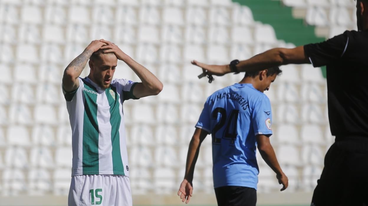 Nahuel, en una acción del Córdoba CF - Linense