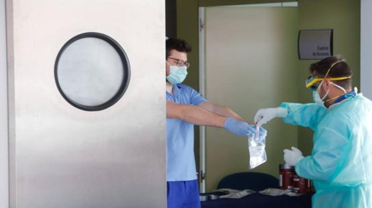 Dos sanitarios manipulan pruebas de coronavirus