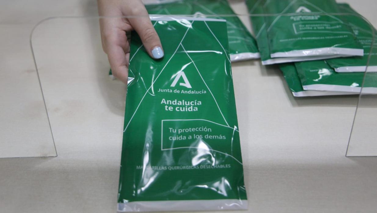 Las mascarillas gratuitas de la Juta de Andalucía en una farmacia de Sevilla