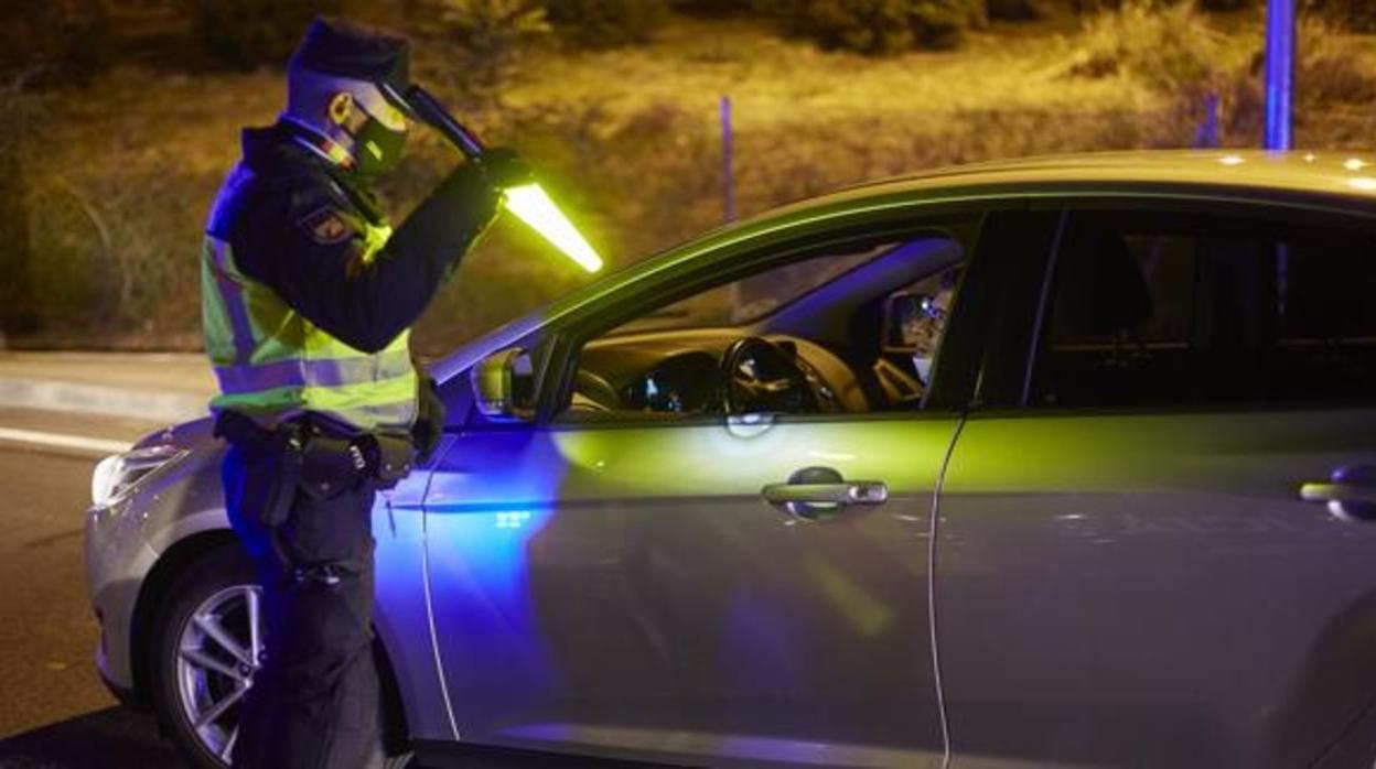 Un agente de la Policía Nacional en un control