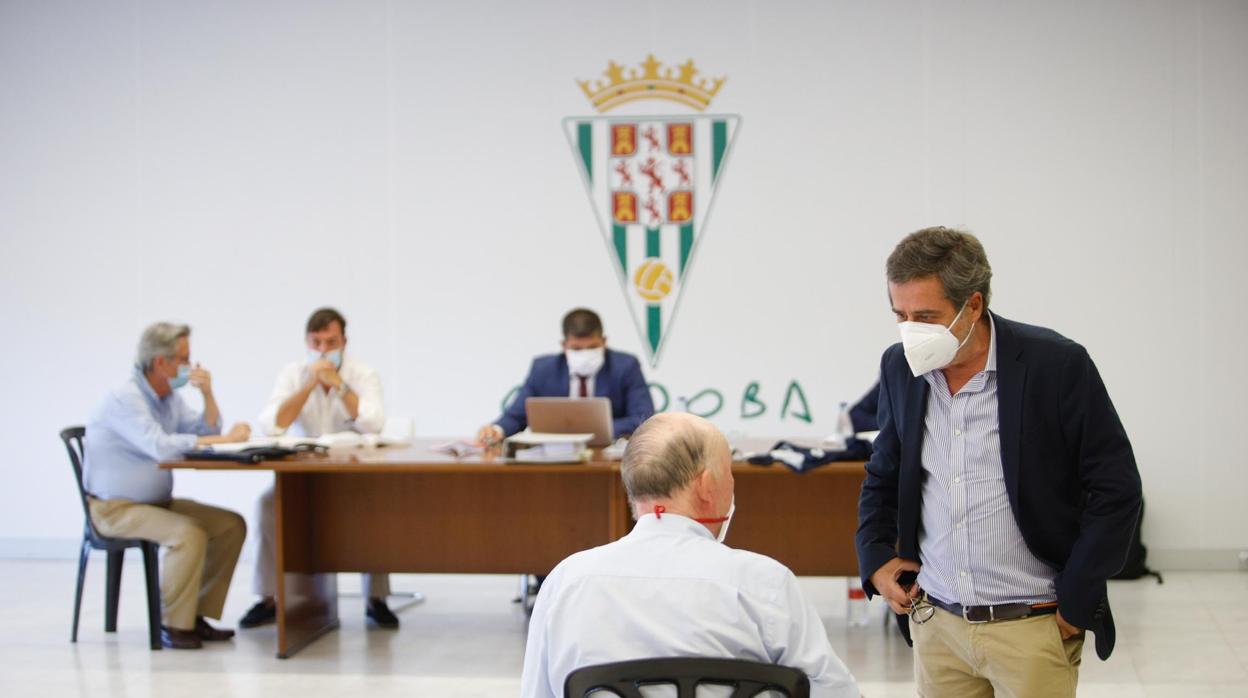 Carlos González y, al fondo, el administrador concursal