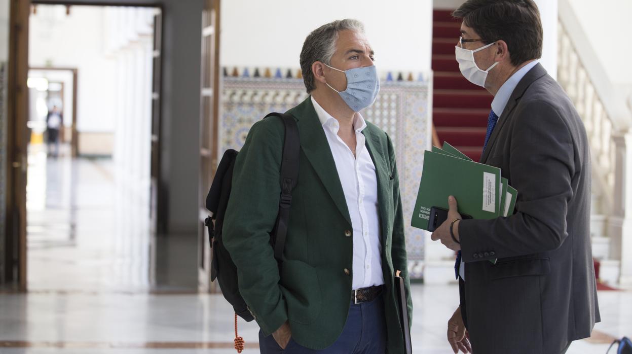Juan Marín (derecha) hablando con Elías Bendodo
