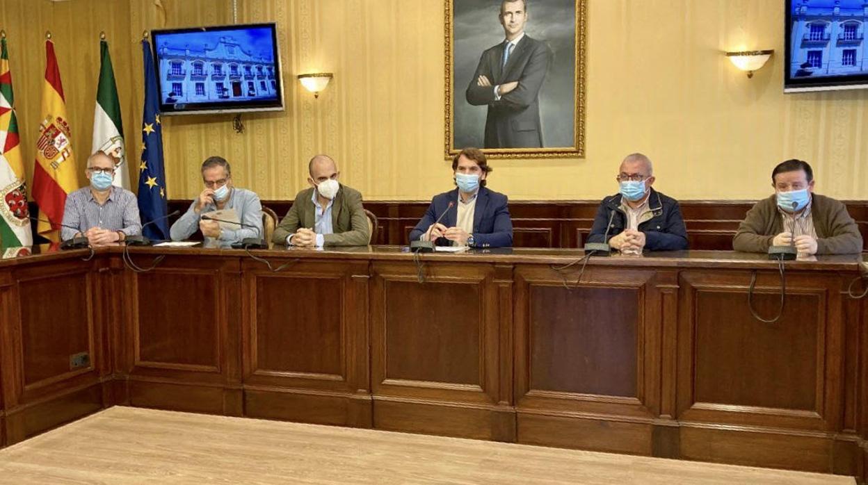 El alcalde presenta las ordenanzas con el resto de portavoces