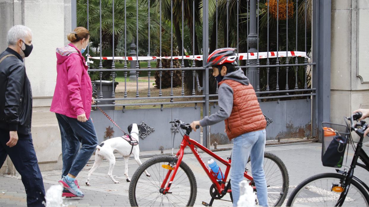 Imagen de uno de los accesos al parque de Colón, precintado por la Policía Local de Córdoba
