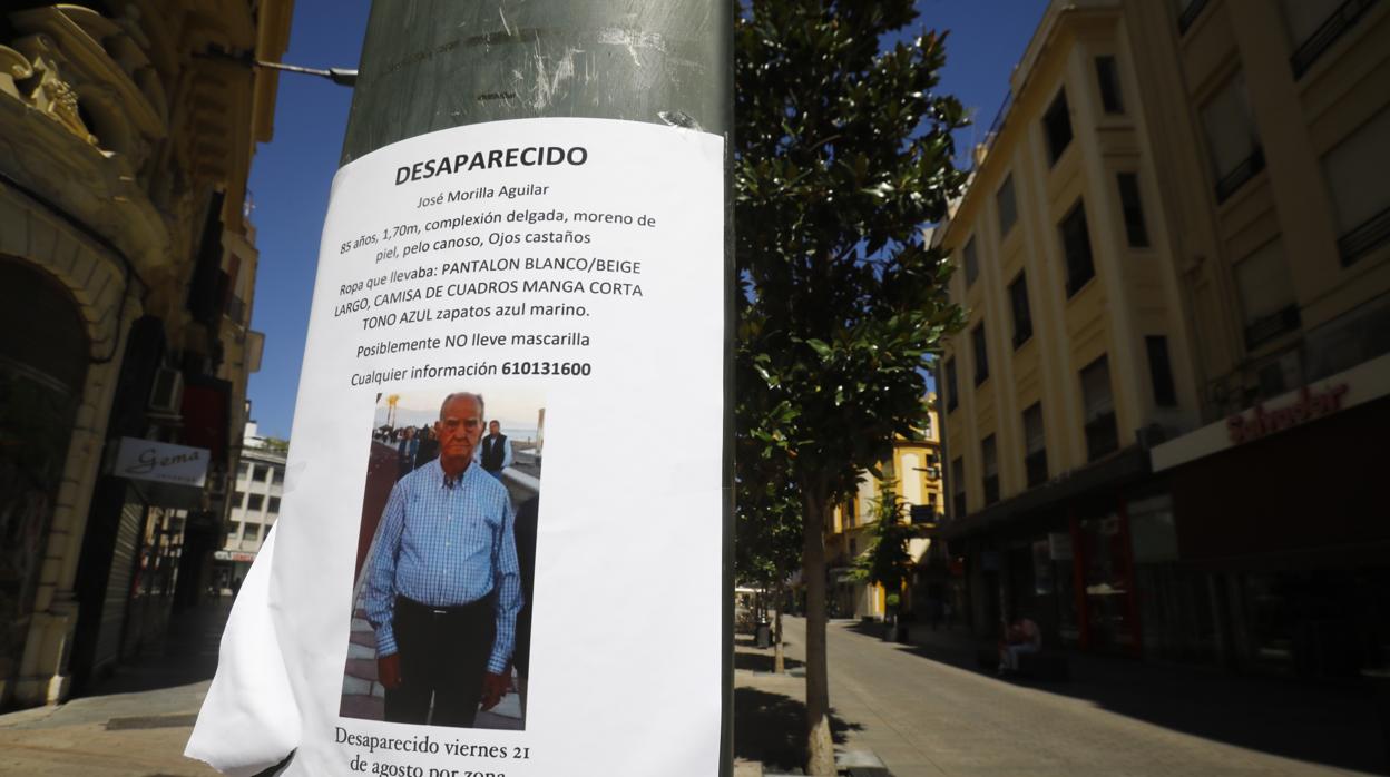 Un cartel con el aviso de la desaparición, en Cruz Conde el pasado agosto