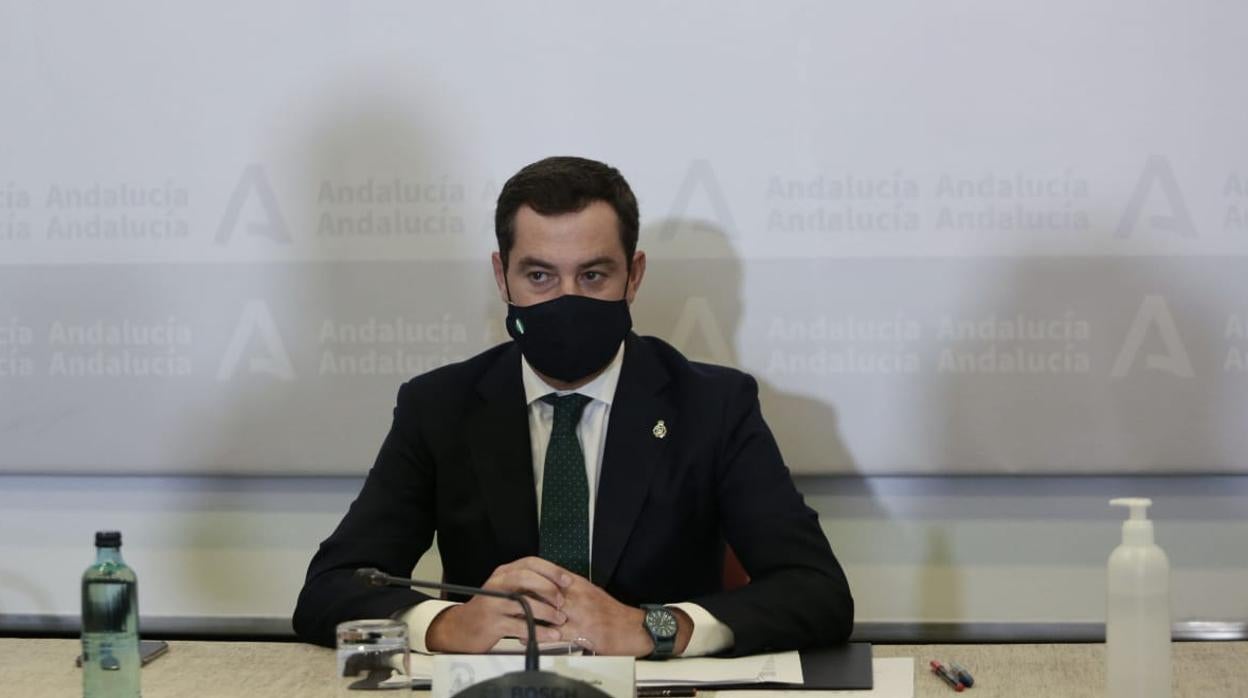 El presidente de la Junta de Andalucía, Juanma Moreno, en la reunión del Consejo Asesor de Alertas de Salud Pública