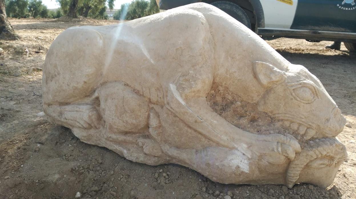 Escultura de la leona que ha aparecido en un olivar de La Rambla