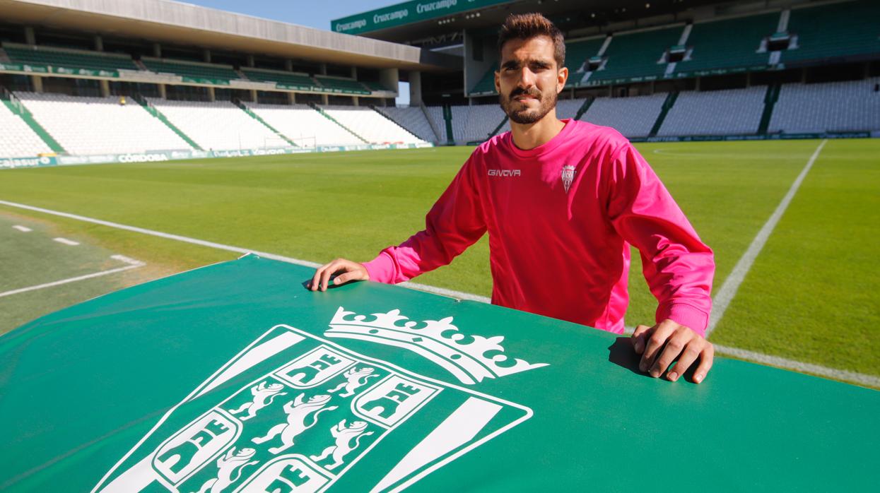 Bernardo Cruz posa para ABC, este jueves, junto a un escudo del Córdoba CF en El Arcángel