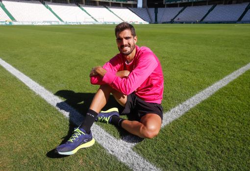 Bernardo Cruz, en el césped de El Arcángel