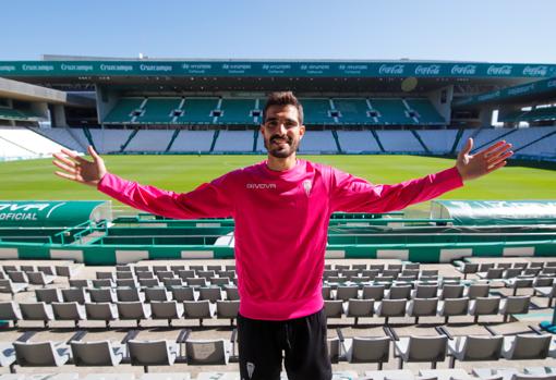El central cordobés, en la grada del estadio