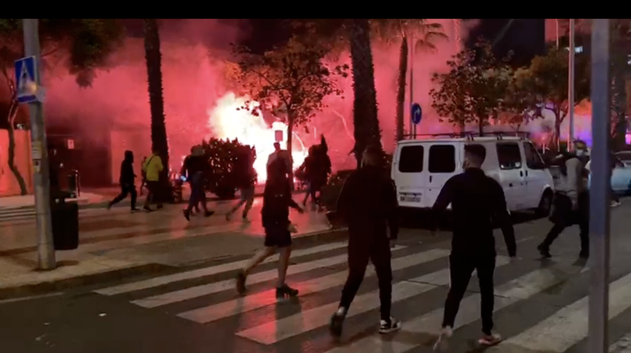 Un grupo de jóvenes durante los disturbios en Málaga