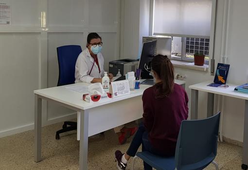 Consulta de una unidad poscovid con la doctora Concepción Morales