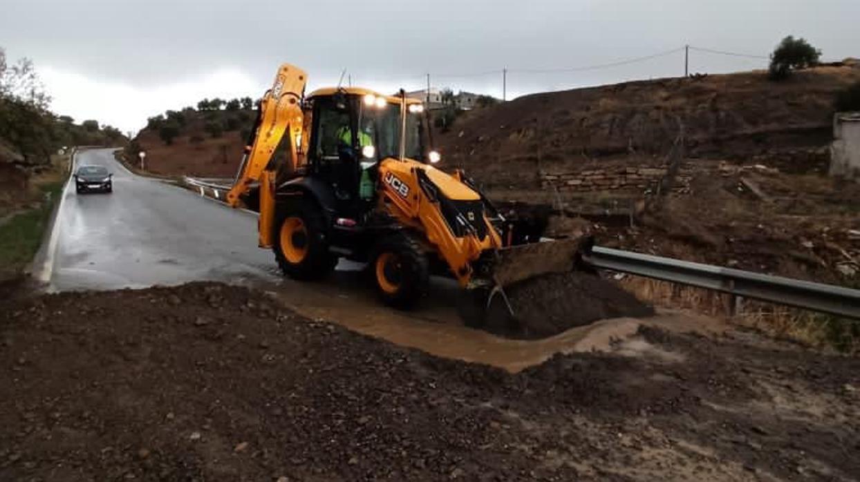 Maquinaria de la Diputación de Málaga limpiando uno de los accesos a Ardales