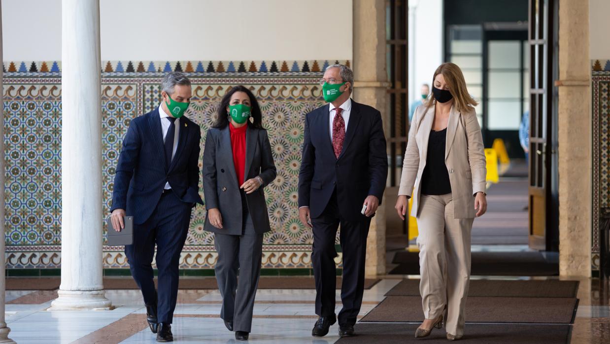 Juan Bravo, Marta Bosquet, Rogelio Velasco y Elena Sumariva antes de la entrega del Presupuesto 2021 en el Parlamento