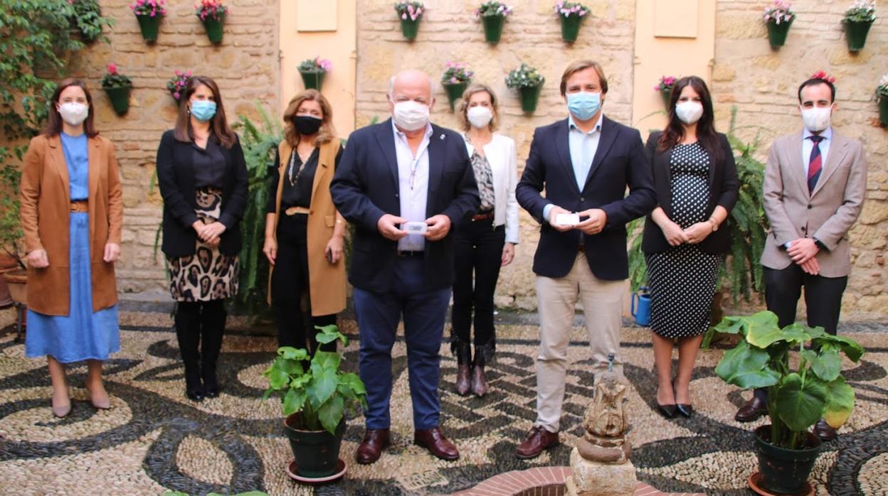 Foto de familia, hoy del consejoero de Salud, con el delegado del Gobierno y el resto de delegados sectoriales