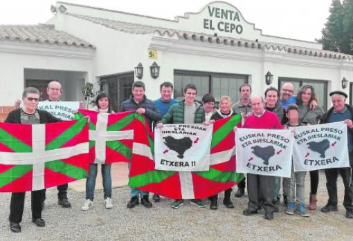 Familiares de presos etarras, en la puerta de la Venta El Cepo en febrero de 2017