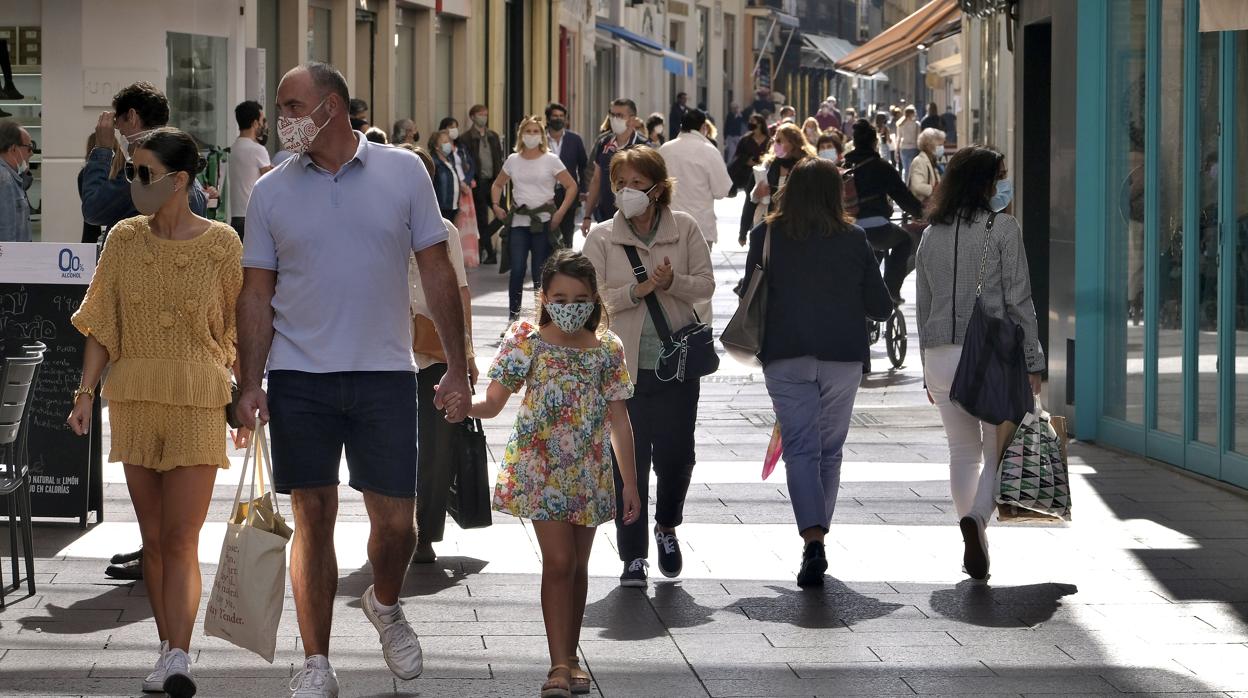 Una calle peatonal con personas paseando