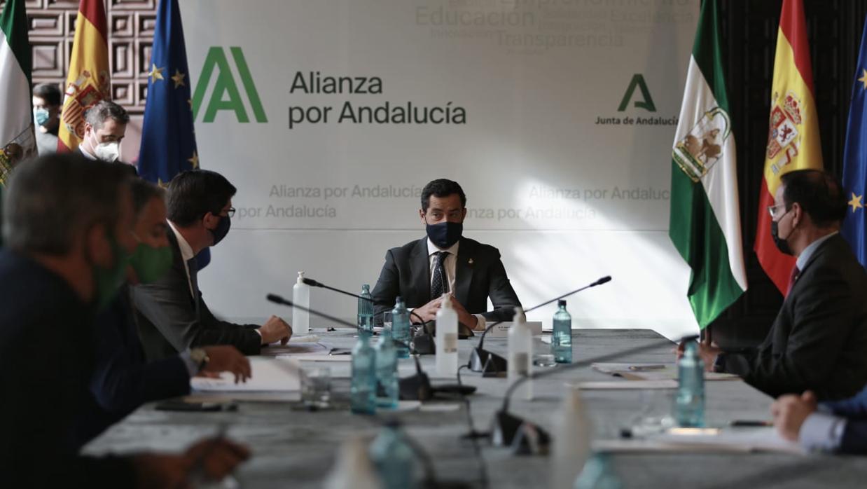 Juanma Moreno en la reunión que ha presidido en San Telmo junto al vicepresidente y cinco consejeros, con los representantes de los empresarios, los autónomos y las cámaras de comercio