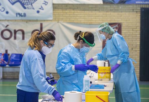 Sanitarios en la prueba de test antígenos para el cribado masivo en el municipio de Utrera (Sevilla)