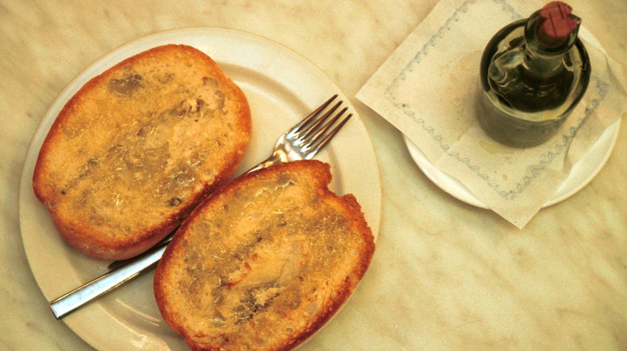 Una tostada con aceite y tomate