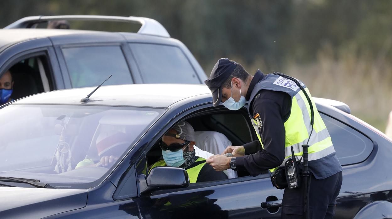 Un agente de la Policía en Córdoba esta semana en un control