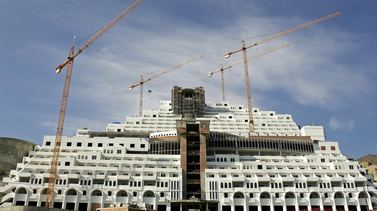 Imagen del hotel construido en pleno parque natural del Cabo de Gata