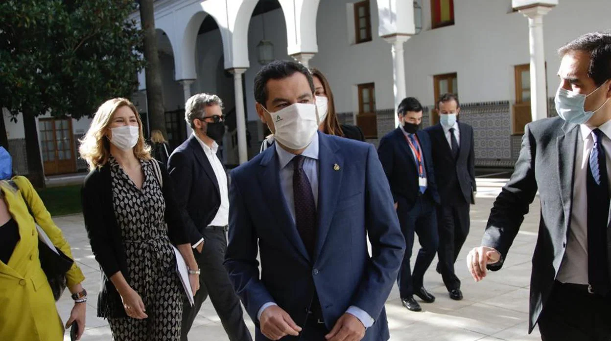El presidente andaluz, Juanma Moreno, a la entrada del salón de plenos