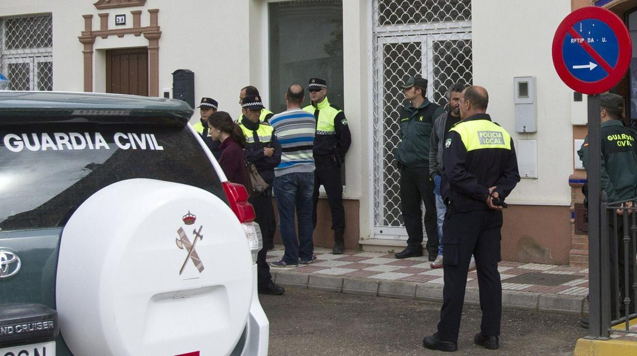 Policía Local y Guardia Civil en la vivienda donde se produjo el doble crimen