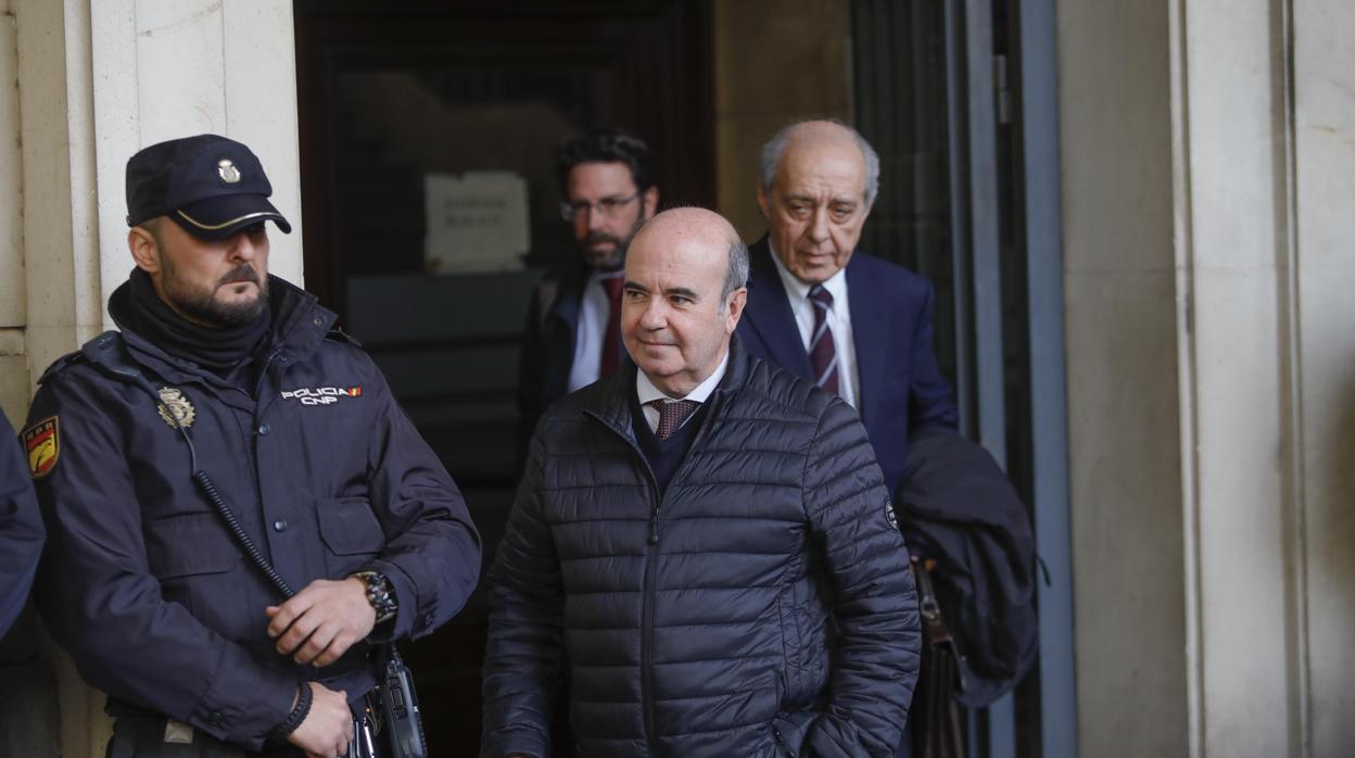 El exconsejero Gaspar Zarrías, saliendo de la Audiencia de Sevilla en noviembre de 2019