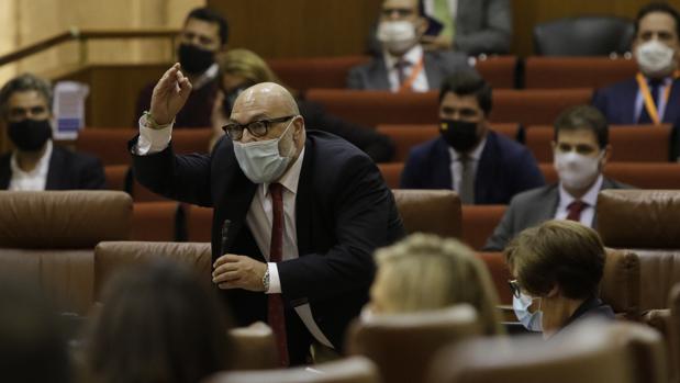 El Parlamento andaluz evita debatir sobre la suspensión de derechos al portavoz de Vox