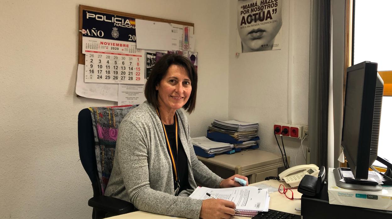 Araceli Elipe en su despacho de la Comisaría Provincial de Málaga