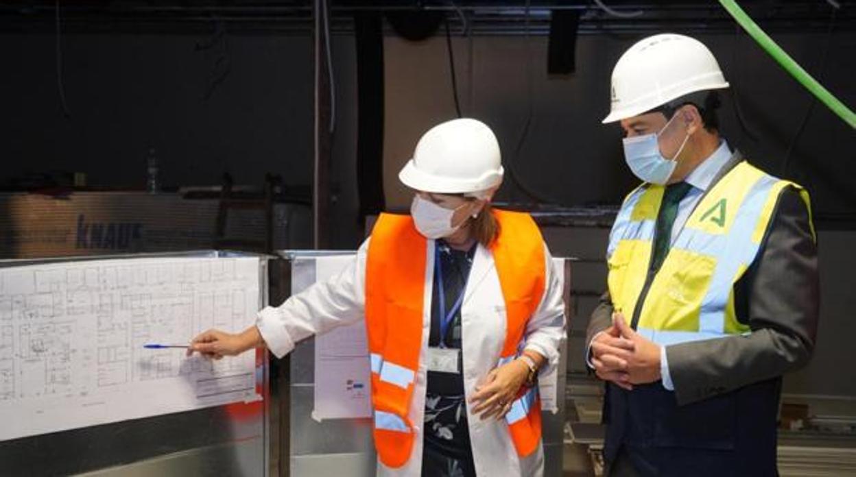 Moreno asiste a las explicaciones de la gerente del Área Sanitaria Norte en el hospital de Pozoblanco