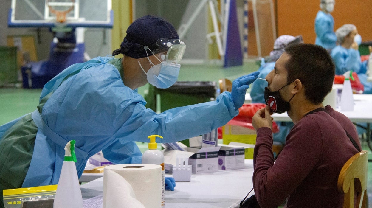 Pruebas de coronavirus en un polideportivo de Motril