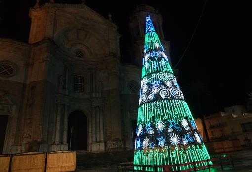 Árbol de Navidad iluminado en Cádiz este jueves