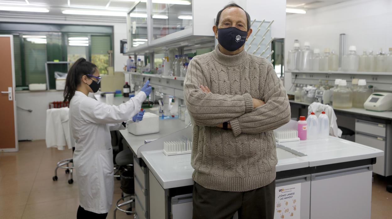 Jesús Díez Dapena, en el laboratorio de su grupo de investigación