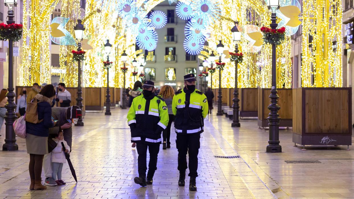Dos policías locales patrullan por calle Larios de Málaga para evitar aglomeraciones como en días anteriores