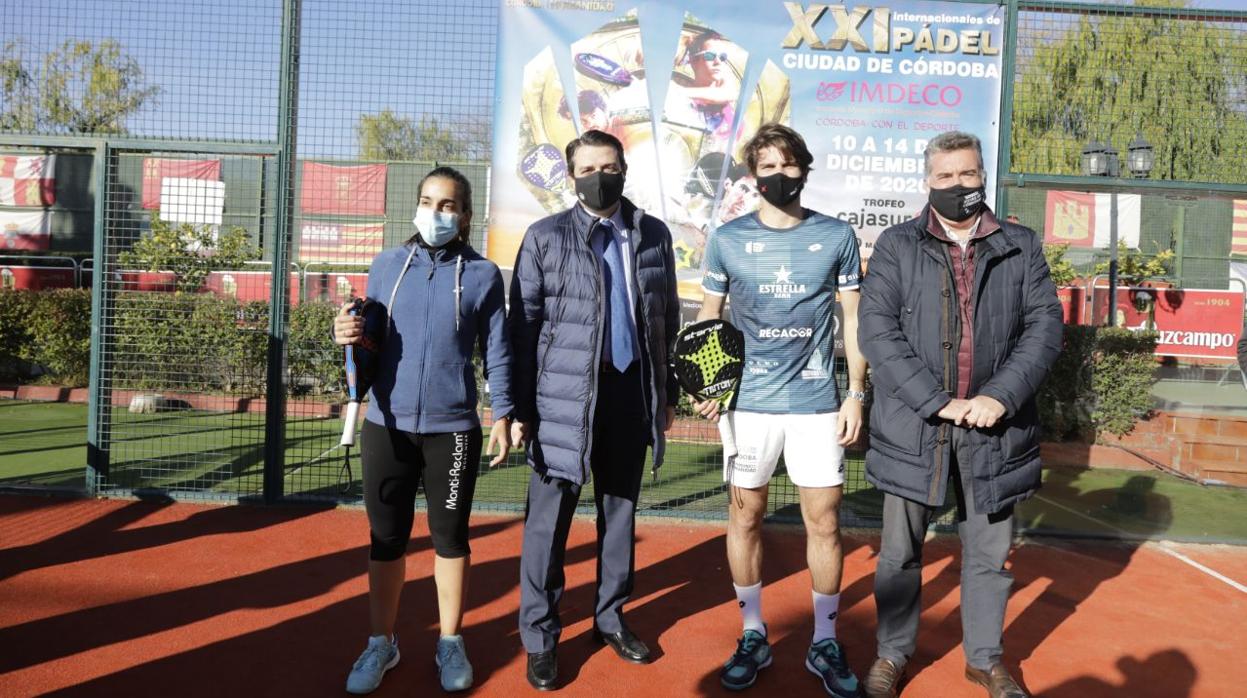 El alcalde de Córdoba y el presidente del Imdeco, este miércoles, junto a Alba y Javi Garrido