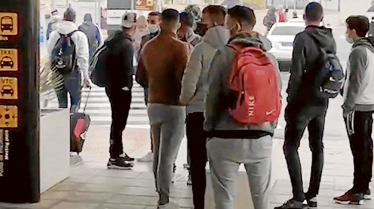 Imagen de los chavales a la salida del aeropuerto granadino a la espera de coger un autobús