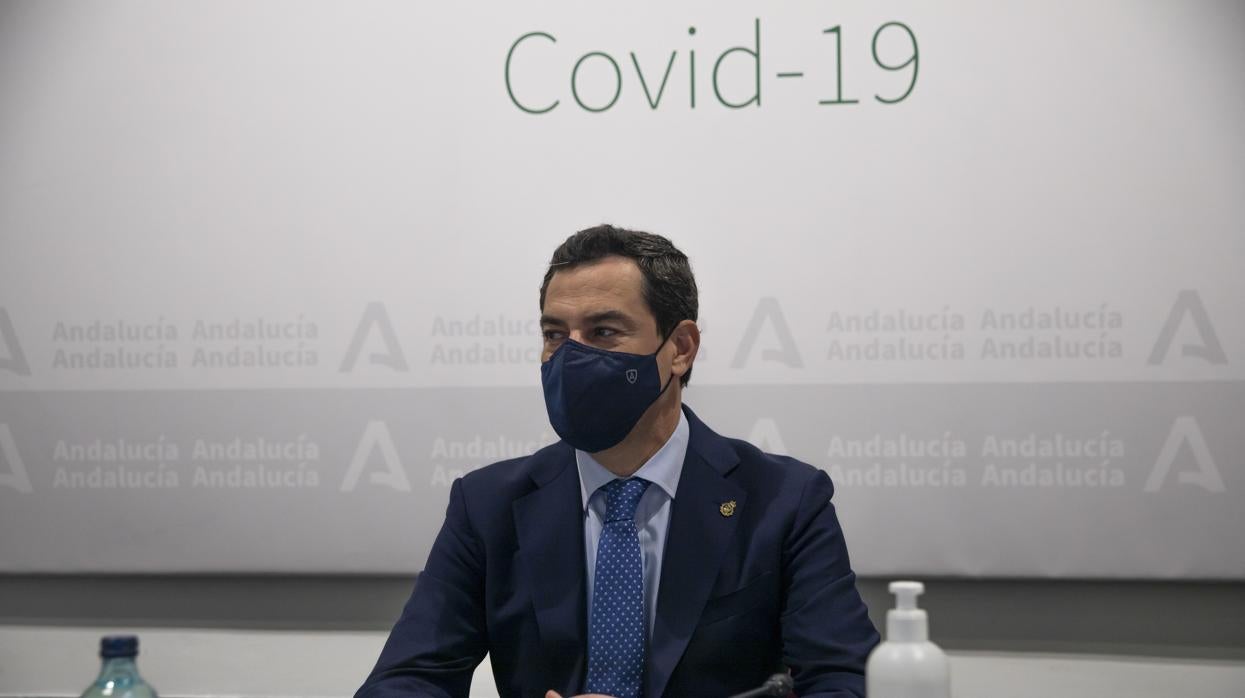 El presidente de la Junta de Andalucía, Juanma Moreno en su reunión con los expertos