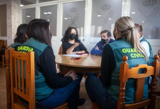 Las protagonistas del reportaje durante la charla en la que relatan el día a día del trabajo en equipo de la unidad de élite de la Guardia Civil con sede en Andalucía