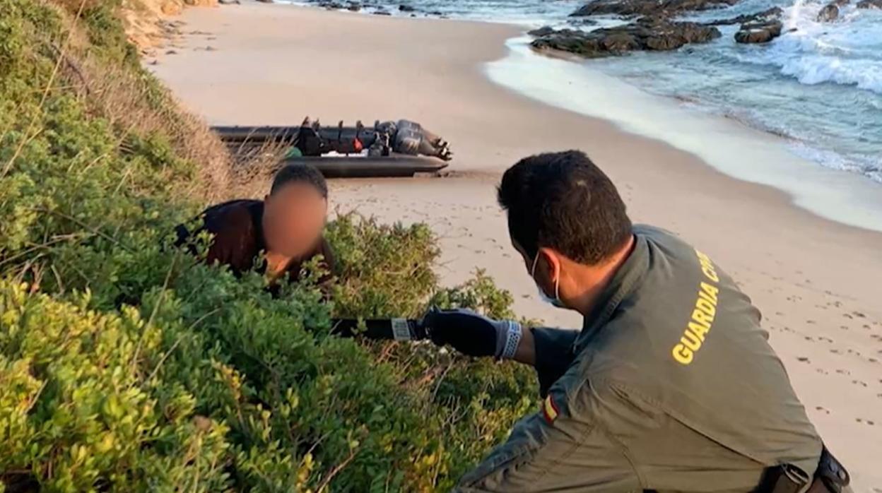 Un agente de la Guardia Civil en plena operación