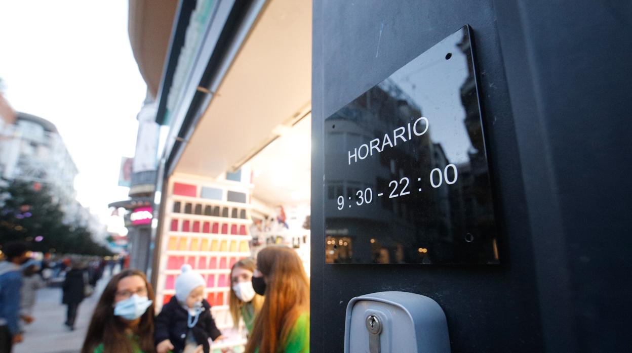 Una calle comercial llena de gente tras la ampliación del horario de apertura de tiendas