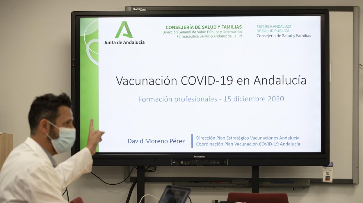 El director del Plan de Vacunas de Andalucía, David Moreno, durante el primer curso por vídeo conferencia