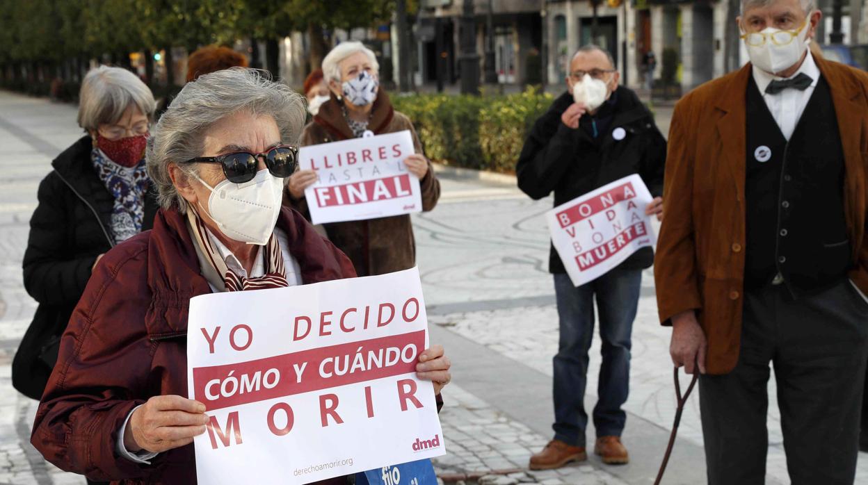 Una mujer se manifiesta contra la ley de eutanasia que ha sido aprobada hoy jueves 17 de diciembre en el Parlamento