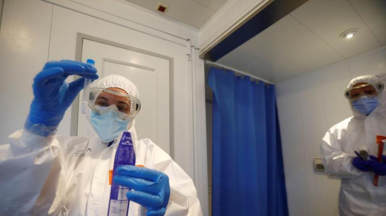 Sanitarios realizan pruebas covid-19 a los vecinos de la localidad cordobesa de La Carlota