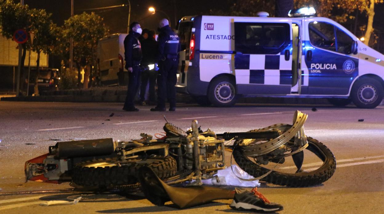 Estado en que quedó la motocicleta tras el accidente en Lucena