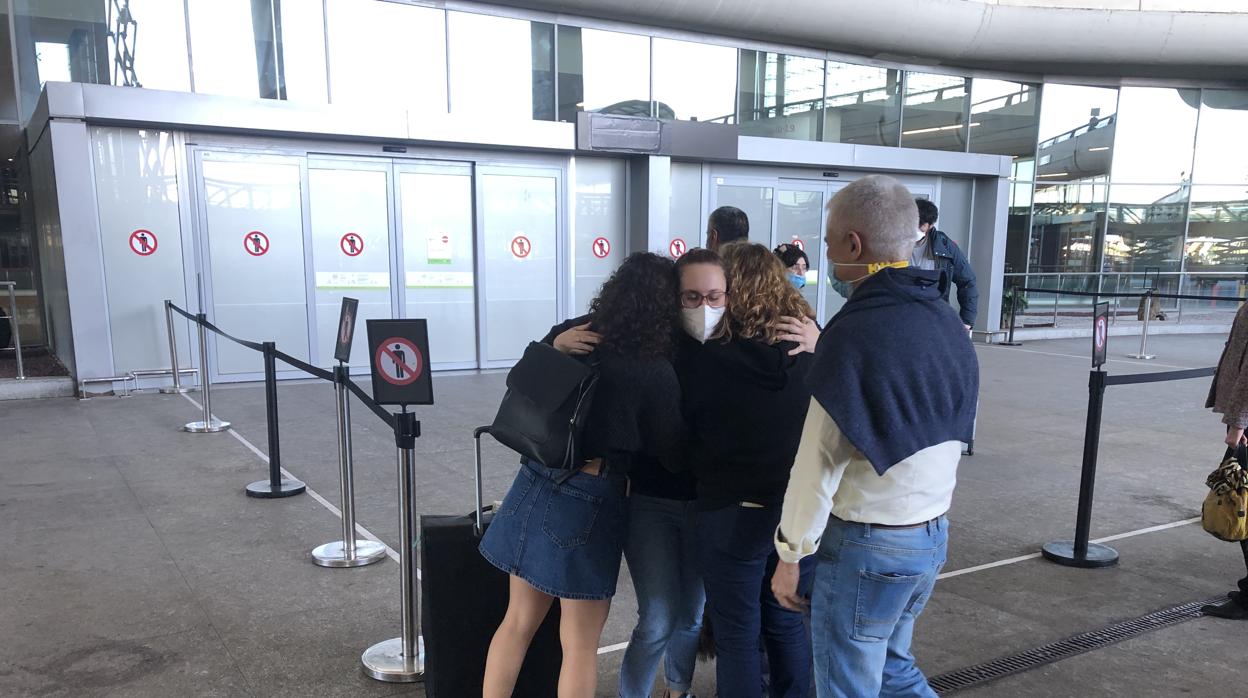 Almudena abraza a sus padres al llegar a Málaga