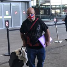 Un británico el lunes en la terminal de Llegadas de Málaga