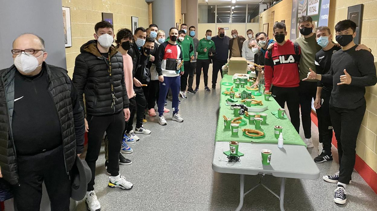 La plantilla del Córdoba Patrimonio, este miércoles, en la chocolatada, con Manu Leal, de rojo y blanco